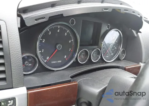 2004 Volkswagen Touareg V8 z USA, uszkodzony, nr VIN WVGEM77L04D054606